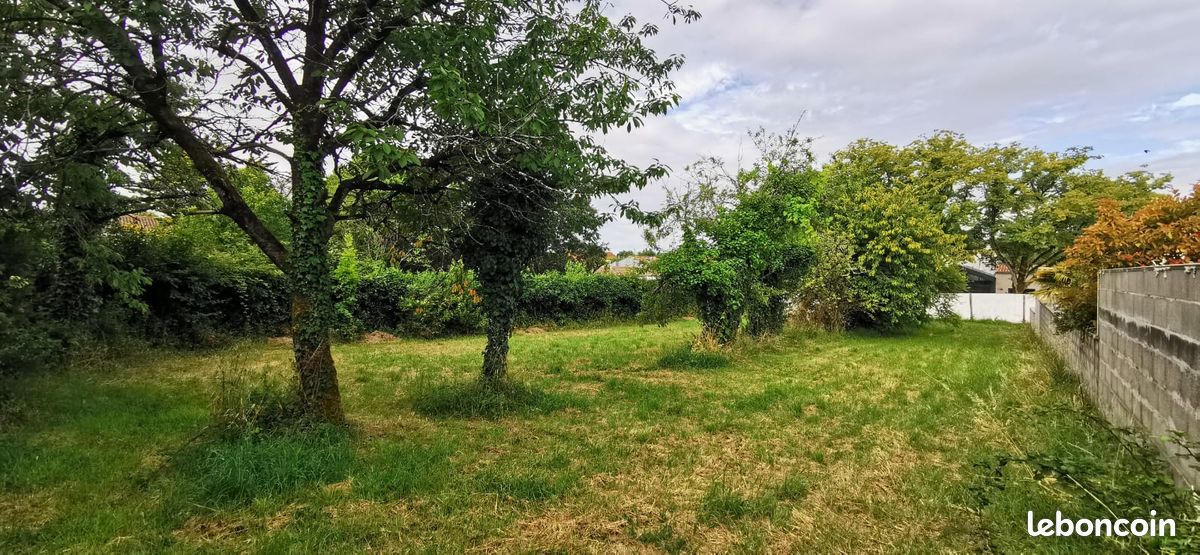 Terrain constructible 724m² - Vérines (17540) · 102 000 €