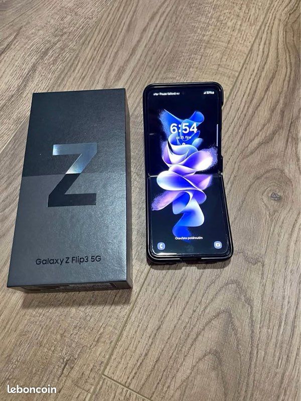 Samsung Galaxy Z Flip3 (image 1)
