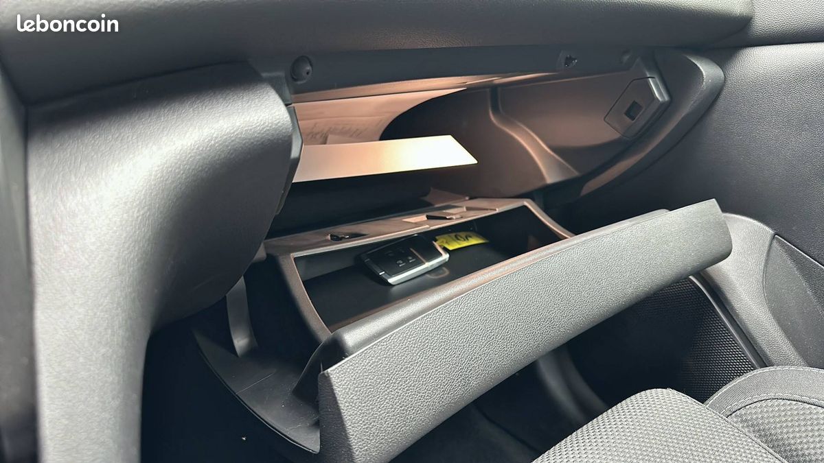 Renault megane iv berline blue dci 115 evolution (image 27)