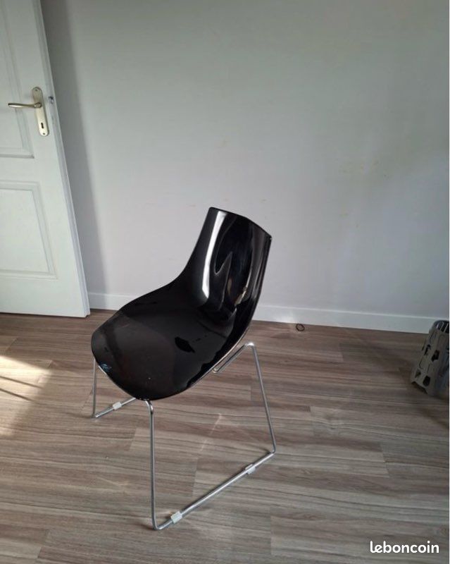 1 chaise noire laquée (image 2)