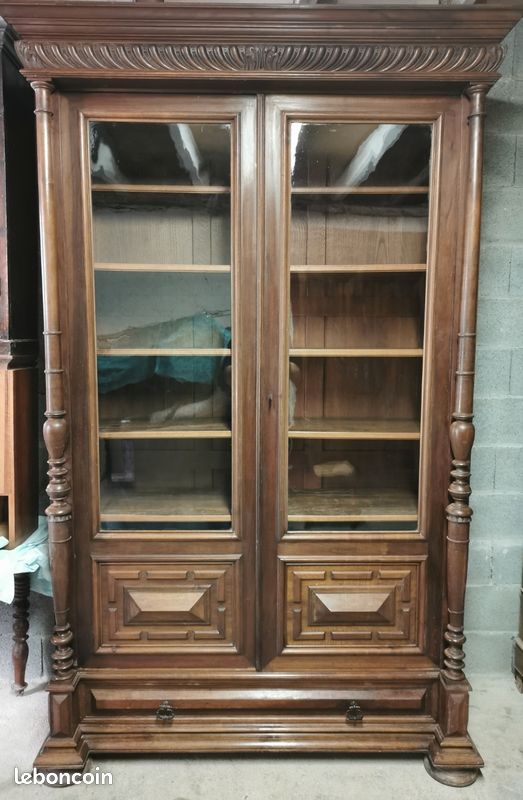 Armoire de bibliothèque ancienne française Henry II du 19ème siècle en chêne sculpté de style chasseur - En vente sur France