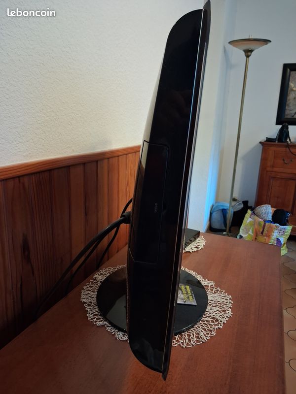Téléviseur SAMSUNG 61 X 50 cm d'encombrement total (image 2)