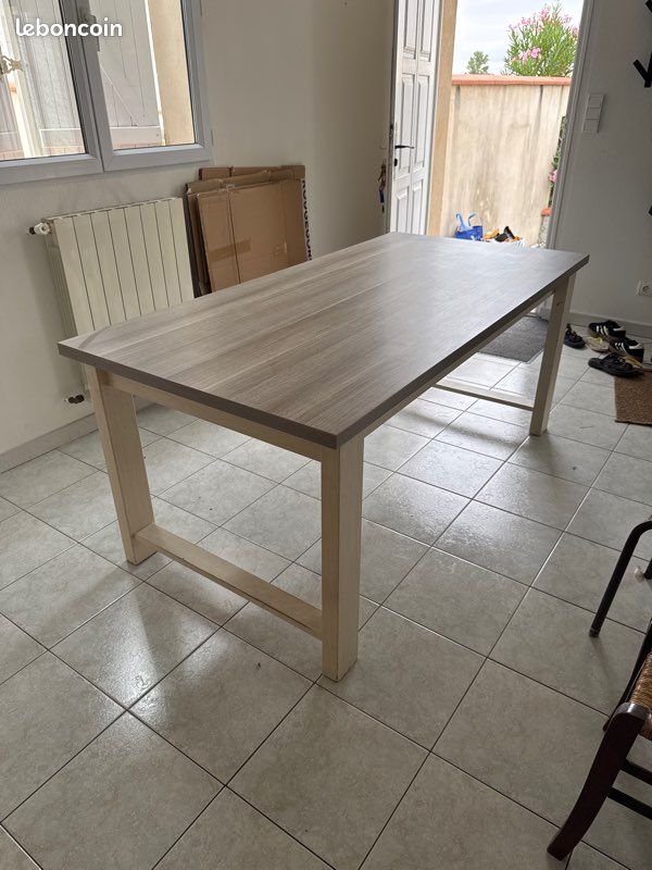Table jusqu’à 8 personnes gris et creme (image 1)