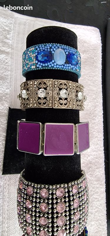 Bracelet Manchette Doré Avec Strass Roses – État Neuf (occasion)