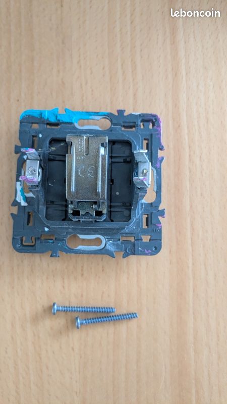 LEGRAND 067114 - Prise de courant 16A 2P+T Détrompage Céliane