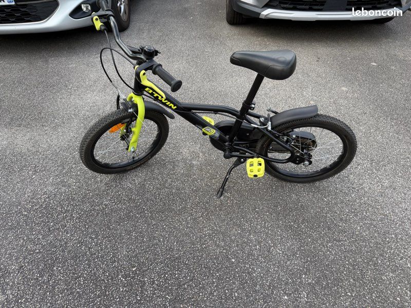 Vélo enfant B’TWIN 16 pouces 500 Dark Hero – 4 à 6 ans – Très bon état (image 3)