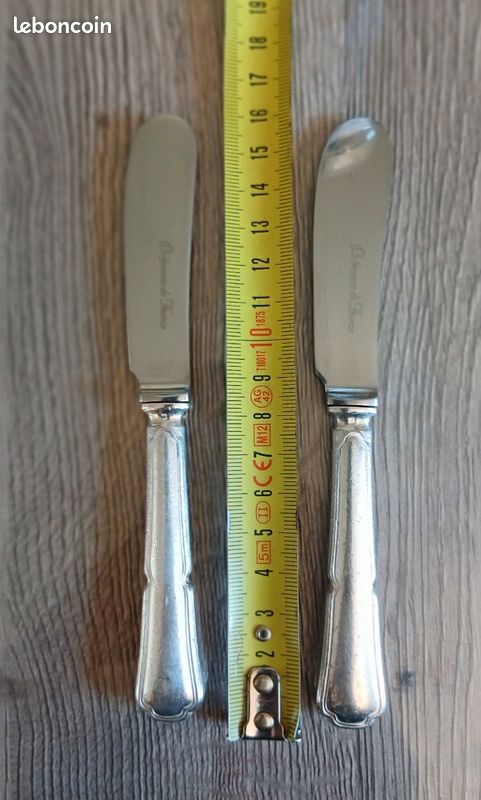 Un couteau à beurre argenté et lame vermeil