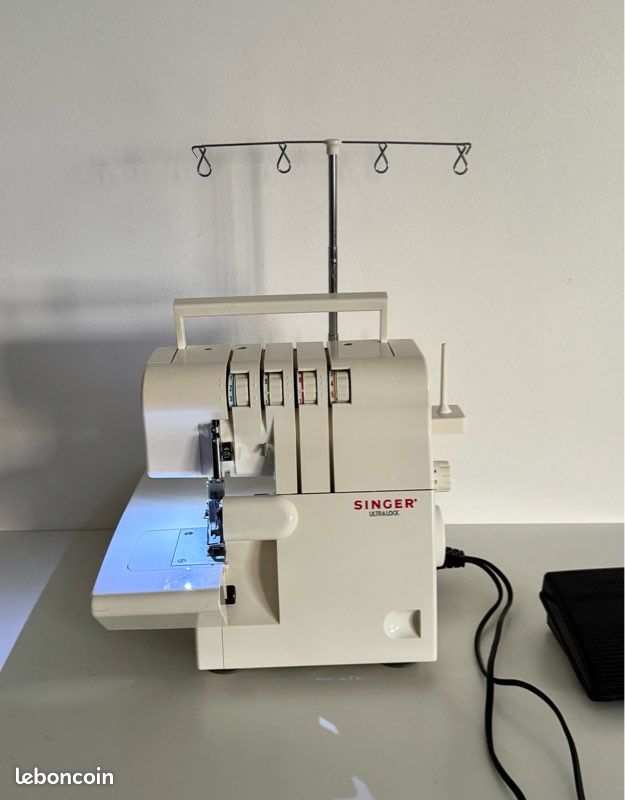 Surjeteuse Singer 14SH644 Ultralock 4 fils avec pédale (image 1)