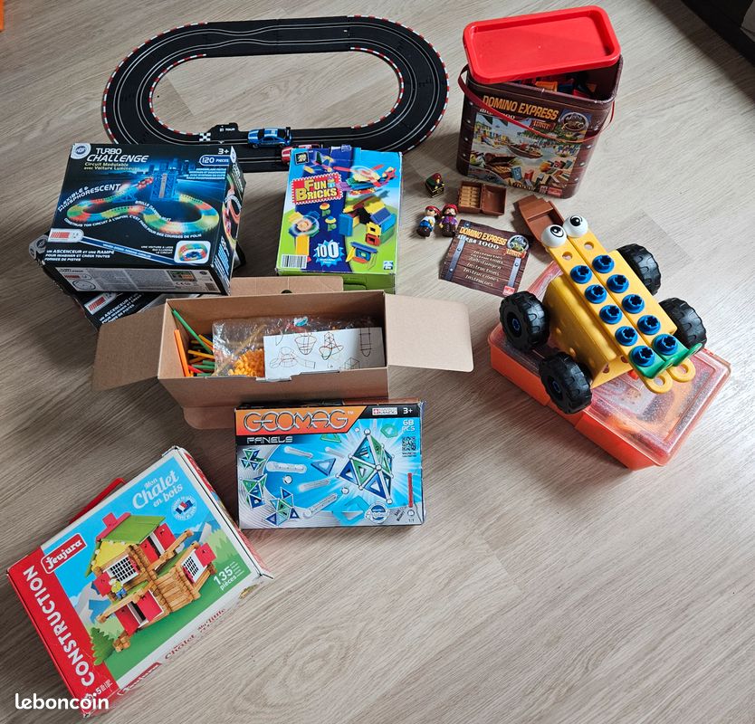 Lot jeux de construction et circuits et dominos (image 1)