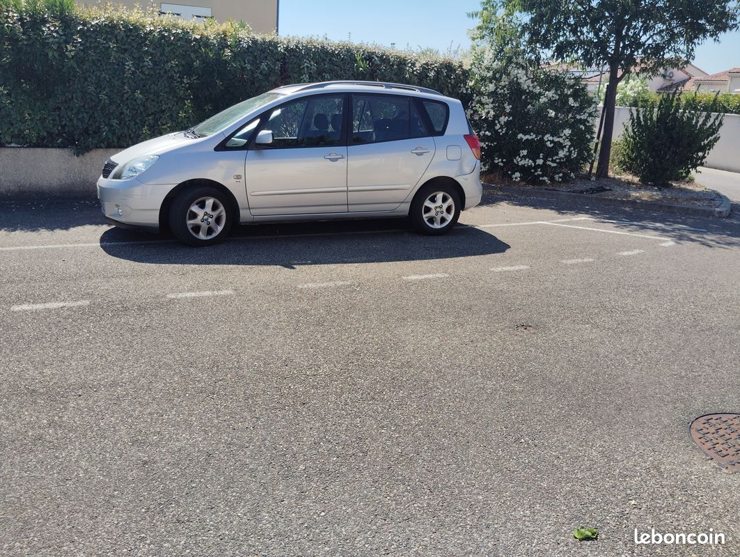 Voiture Toyota COROLLA VERSO (image 1)