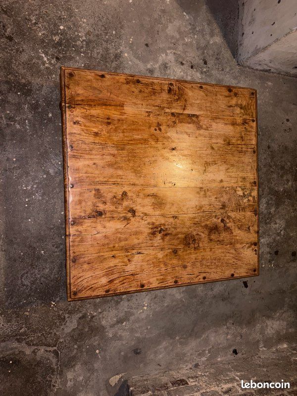 Table basse carrée en bois massif – ferrures clous forgés (image 3)