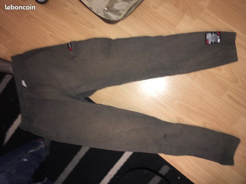Vêtements (T-shirt, Pull, Pantalons) (image 3)