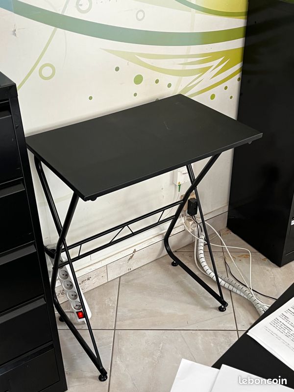 Petite table en bois (pieds en métal) - Bon état (image 1)