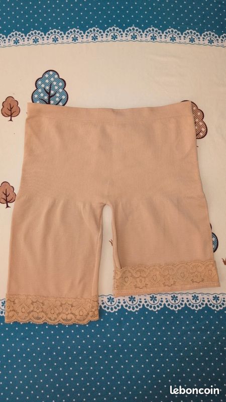 Short collant beige avec dentelle taille s (image 2)