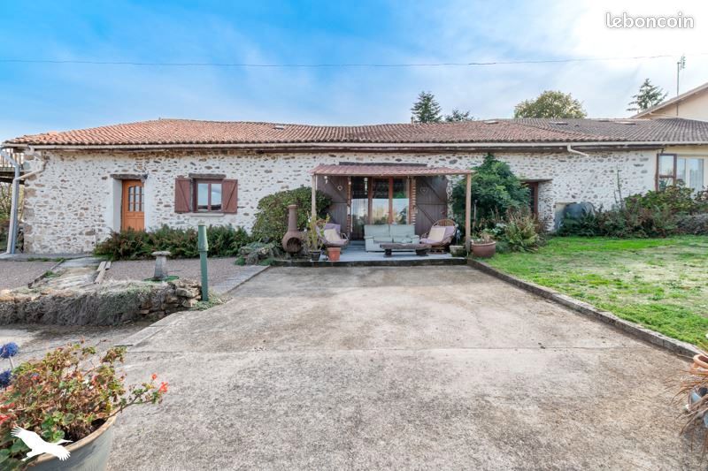Maison 19 pièces 375 m² · à Rochechouart · 375 m² · 355 232 €