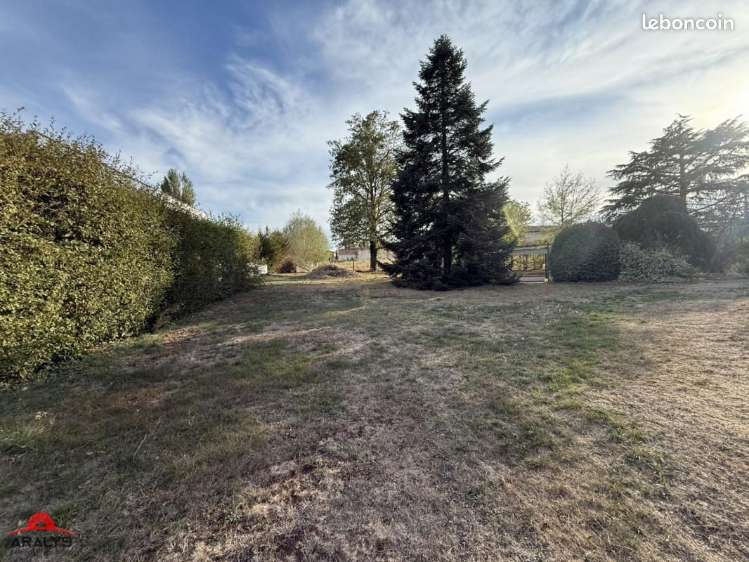 Terrain 765 m² · à Commelle-Vernay · 85 000 €