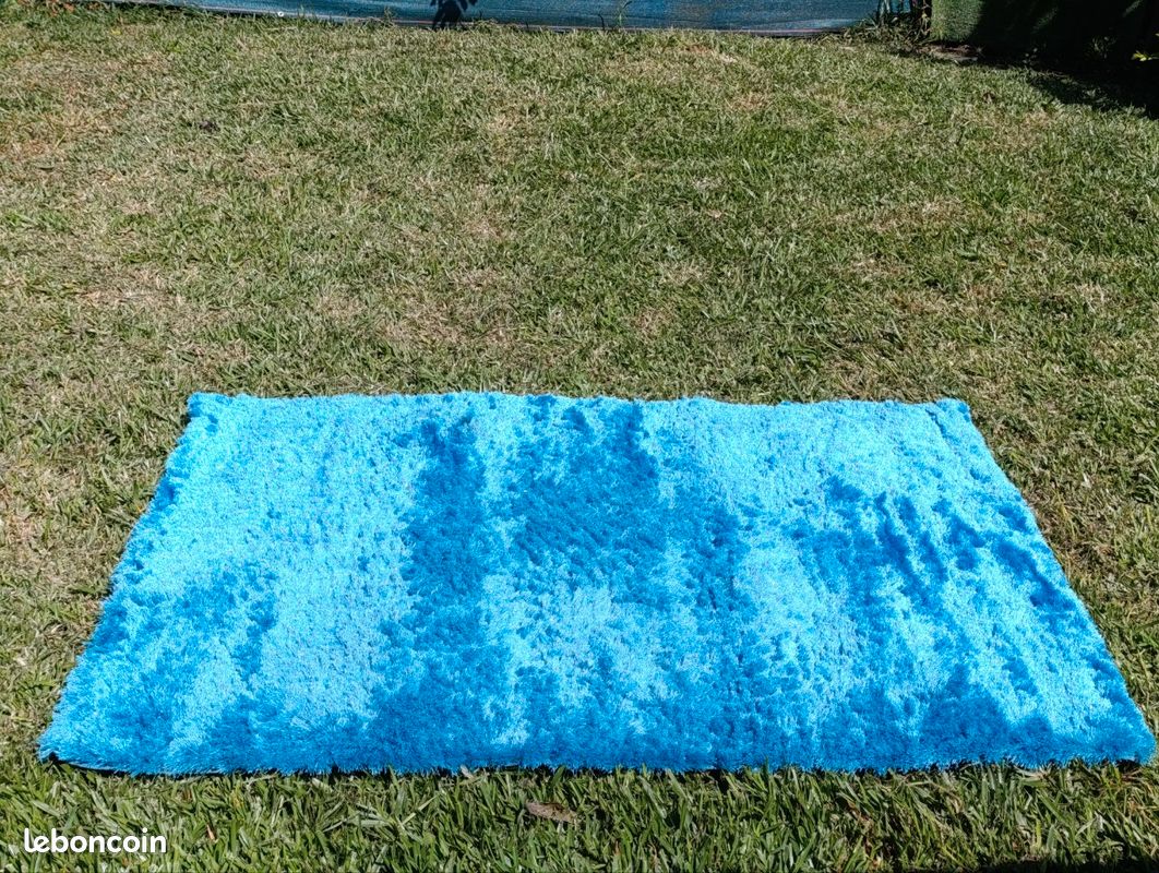 Tapis poil brillant bleu (image 3)