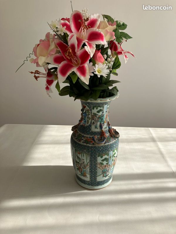 Grand pot de fleurs avec bouquet synthétique (image 1)