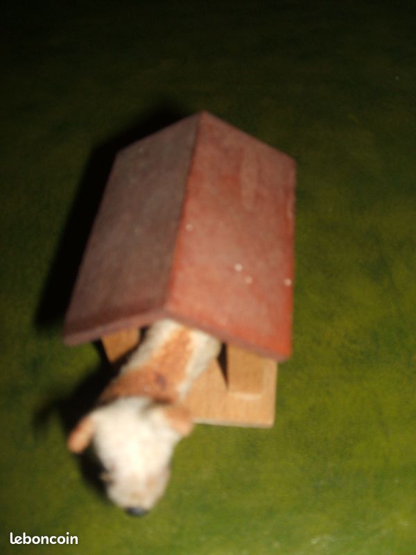 Niche en bois avec chien (image 3)