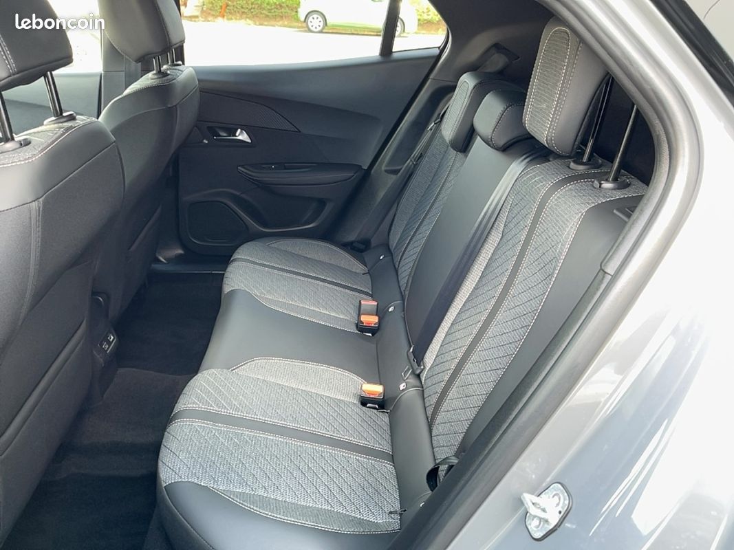 Peugeot 2008 (2) Hybrid 145 e-DCS6 ALLURE (image 8)