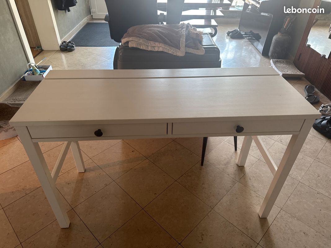 Bureau (image 1)