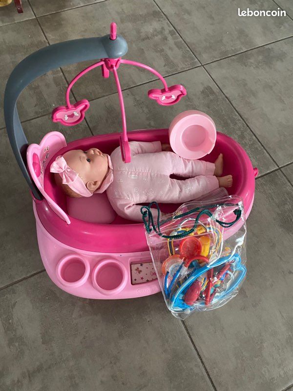 Un jouet bébé,biberon lit nursery et accessoires «  docteur » (image 1)