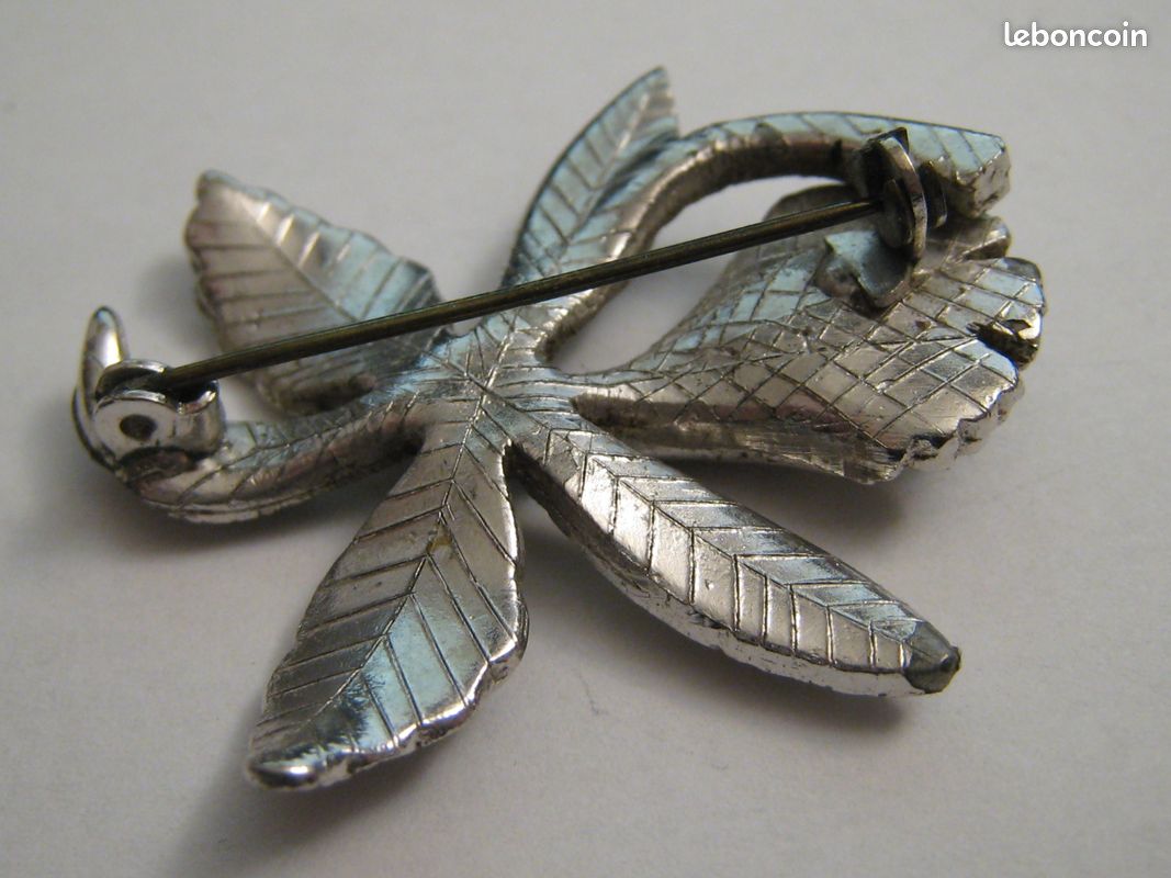 Ancienne Broche Vintage En Métal Argenté