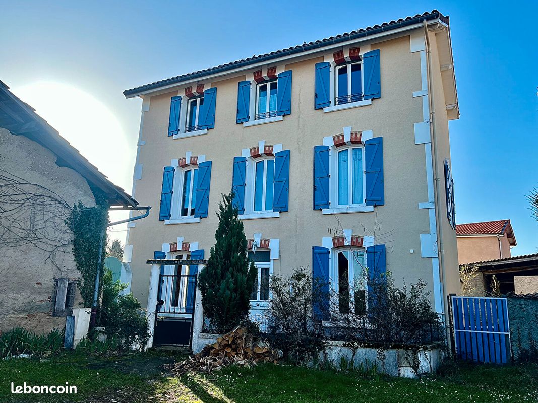 Maison 7 pièces 147 m² · à Orléat · 147 m² · 260 000 €