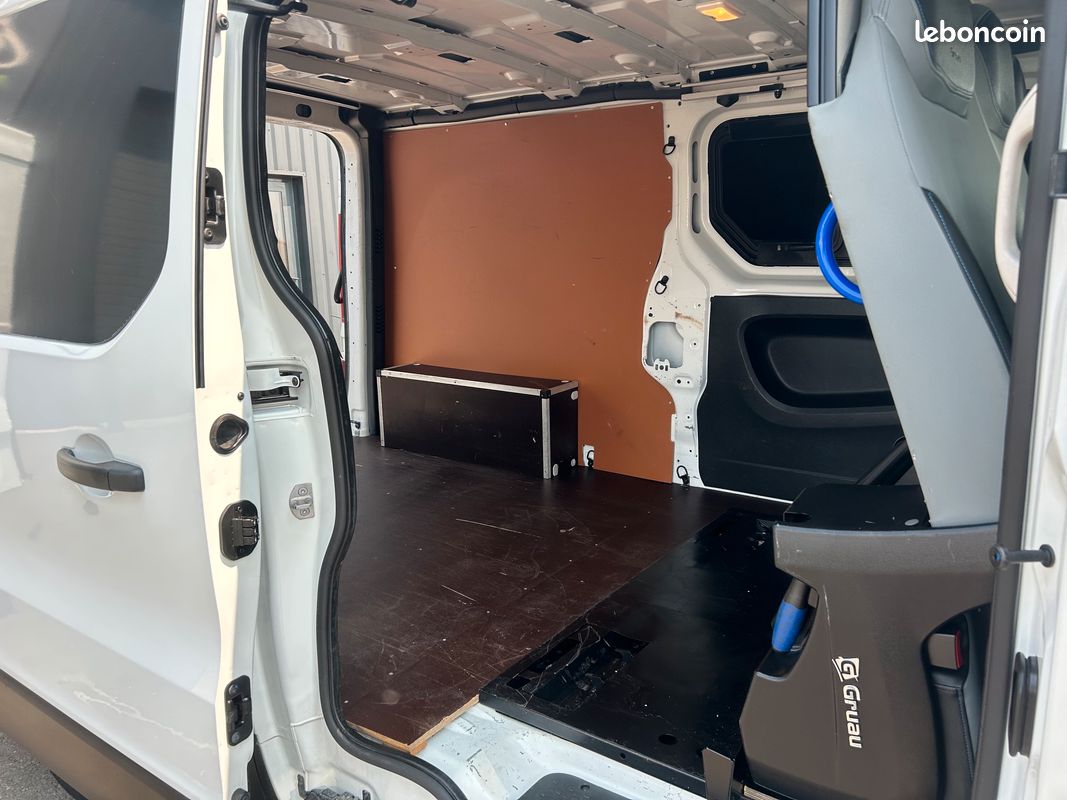 Renault Trafic 2.0 DCI 145ch EDC Boite automatique 1200Kg Fourgon L2H1 Pack Grand Confort Cabine Approfondie 5 Places rabattables Gruau (image 15)