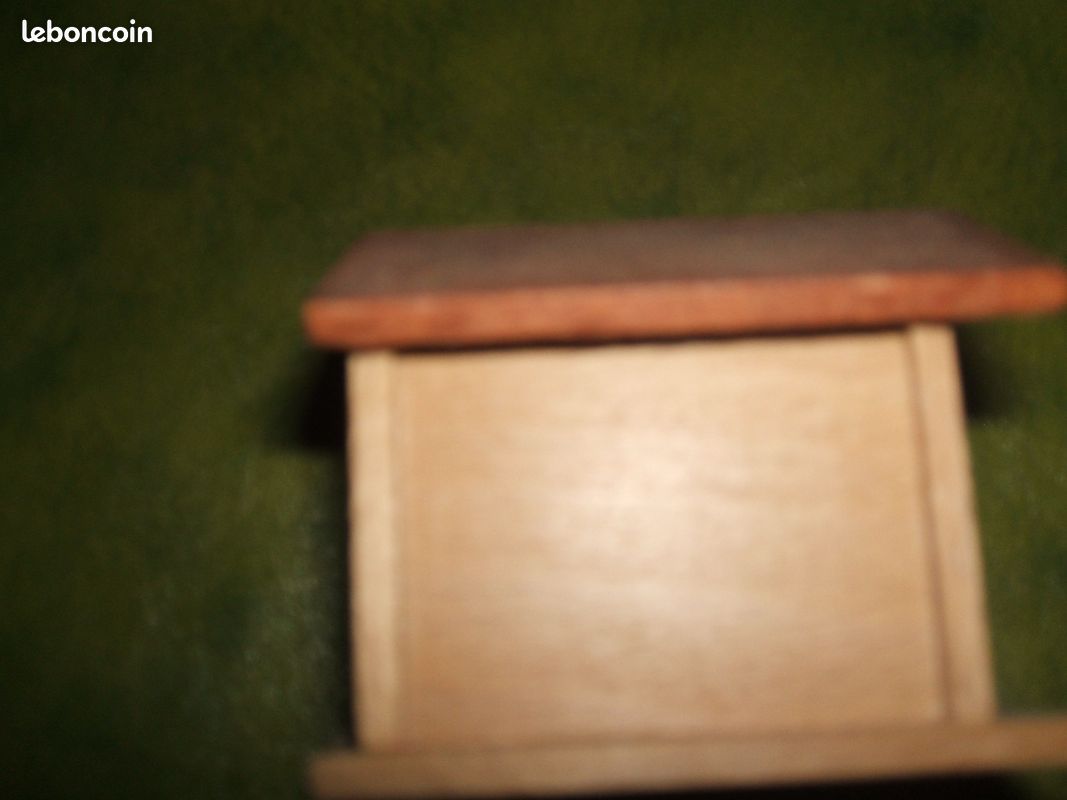Niche en bois avec chien (image 1)