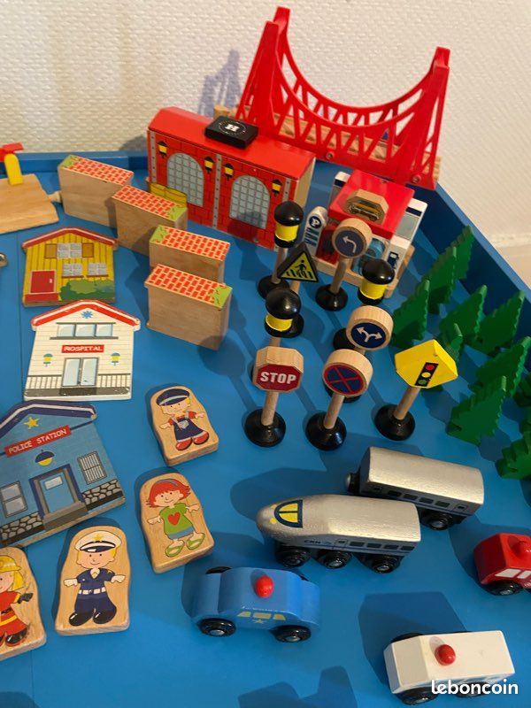 Table d'activités avec circuit de train en bois complet (image 17)