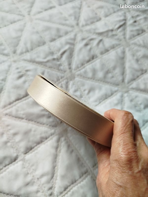 Rouleau de ruban satin (image 2)