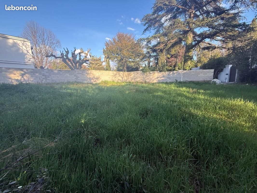 Terrain 750 m² Marseille 12E · 390 000 €