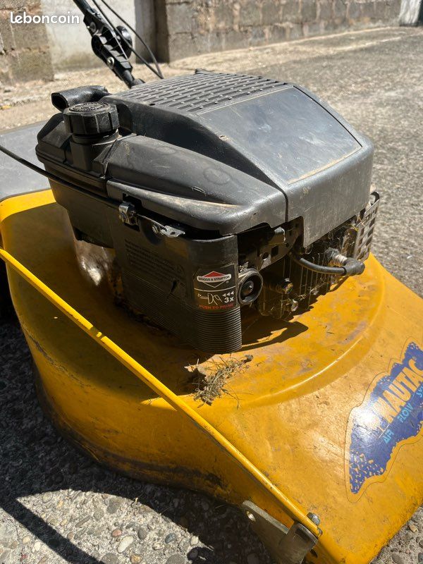 Vends tondeuse pour pièces détachées (image 1)