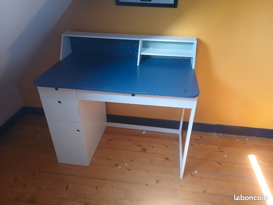 Bureau (image 1)