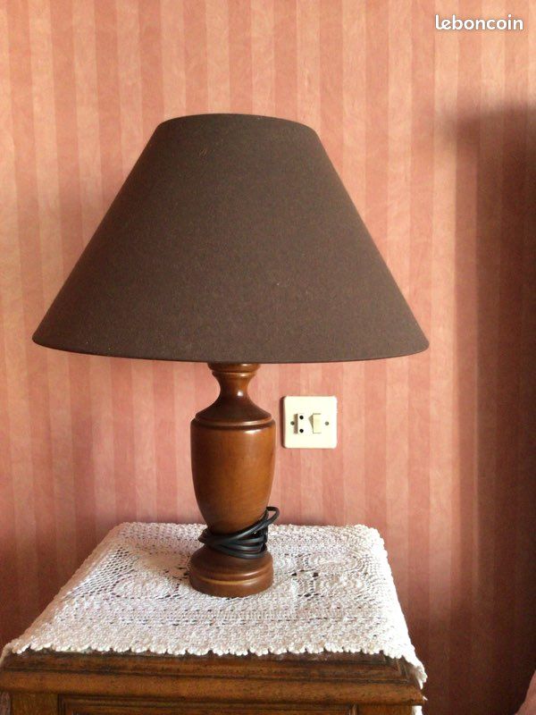 Lampe à poser vintage en bois tourné et abat-jour marron (image 1)