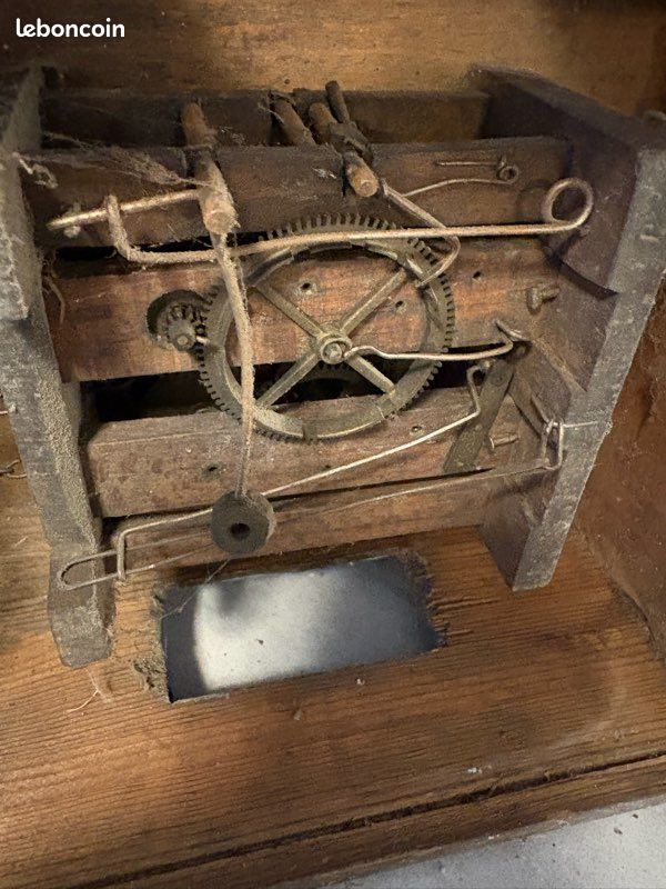 Ancienne horloge mécanique en bois – à restaurer ou pour pièces Ancienne horloge mécanique en bois, vendue en l’état, non fonctionnelle, idéale pour un amateur de restauration, un collectionneur ou p (image 2)