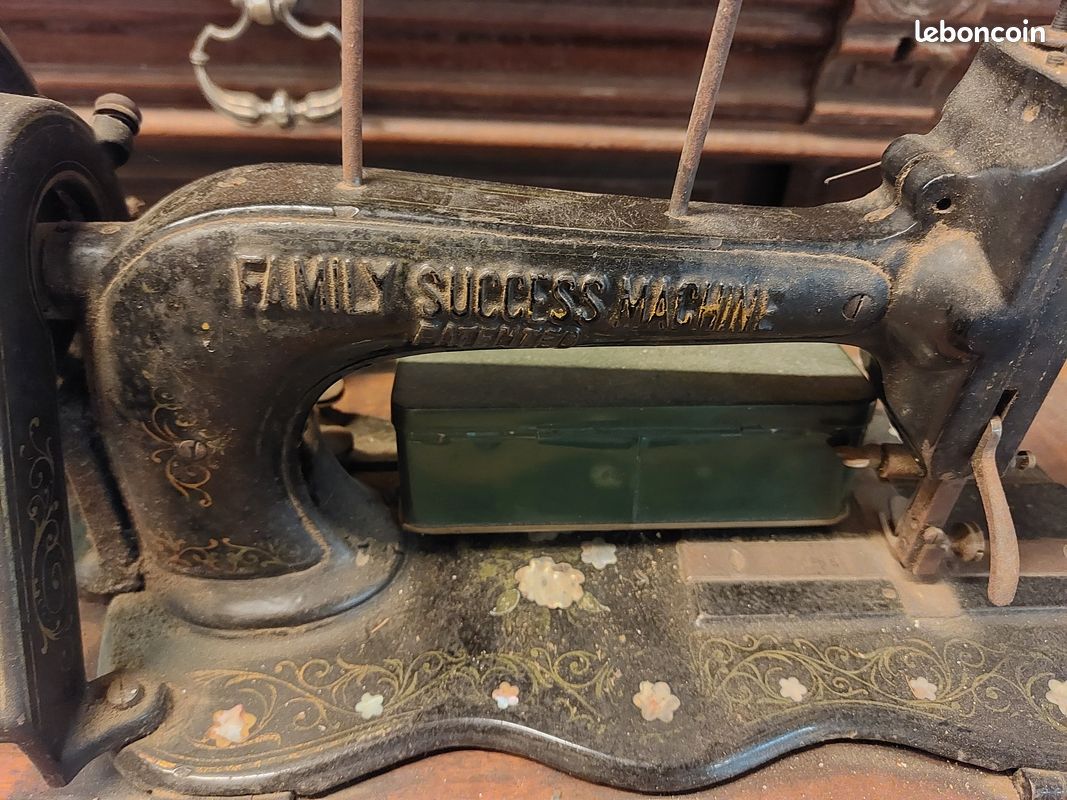 Machine à coudre FAMILY SUCCESS MACHINE ancienne sur table pivotante (image 3)