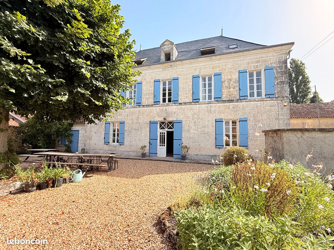 Maison 10 pièces 221 m² · à Aubeterre-sur-Dronne · 221 m² · 495 000 €