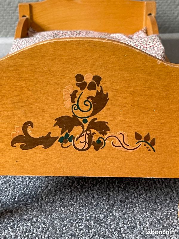 Petit lit de poupée en bois vintage (image 3)