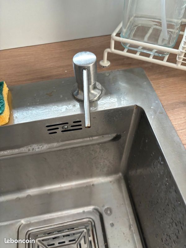 Evier en inox avec robinet dore (image 1)