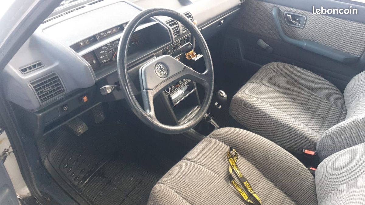 Peugeot 305 break (image 2)