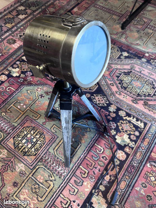 Lampe sur trépied (image 2)