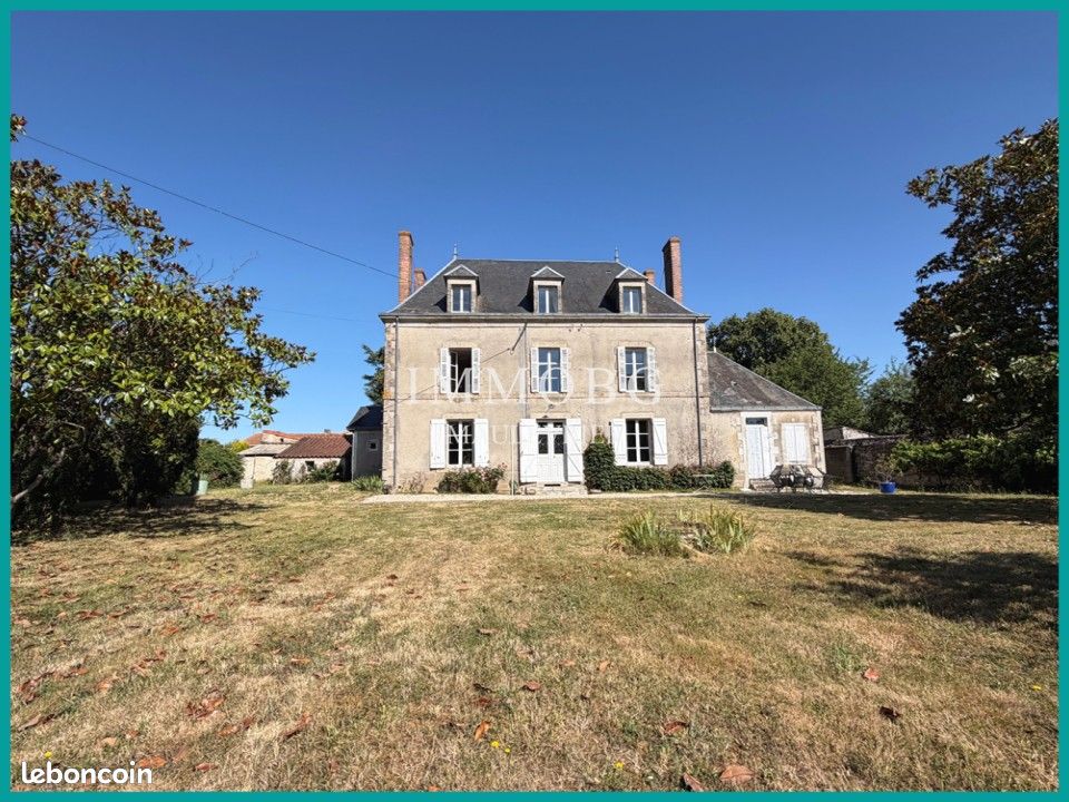 Maison 11 pièces 297 m² · à Nueil-les-Aubiers · 297 m² · 426 400 €