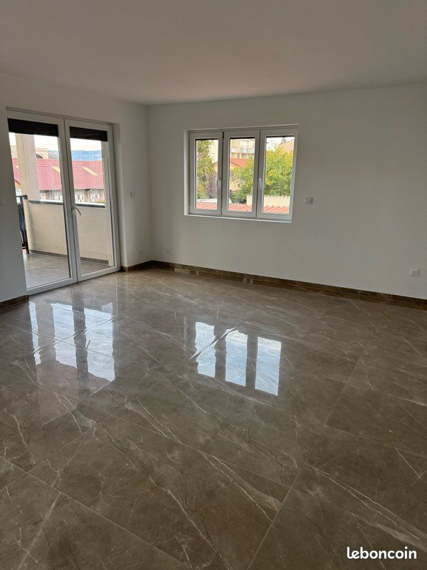 Appartement 3 pièces 81 m² · à Saint-Genest-Lerpt · 81 m² · 900 €/mois