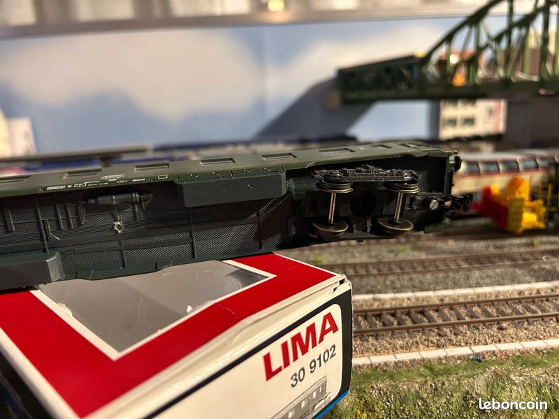 Wagon Voyageurs 2ème Classe SNCF TGV Sud Est HO Lima - Bon état, Vitres Manquantes