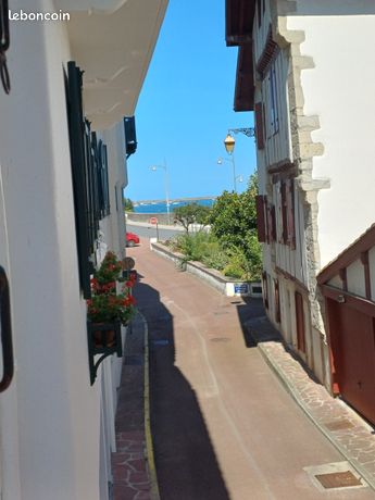 Charmant T3 meublé avec terrasse et garage situé en plein cœur de Ciboure, à deux pas de l’océan