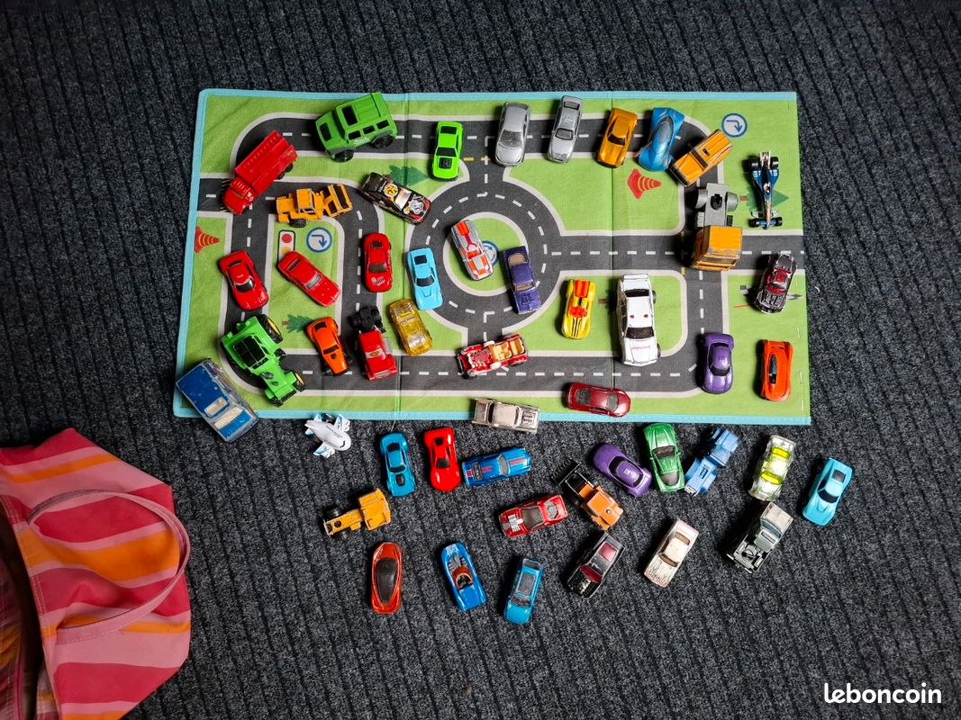 Lot de petites voitures avec circuit (image 1)