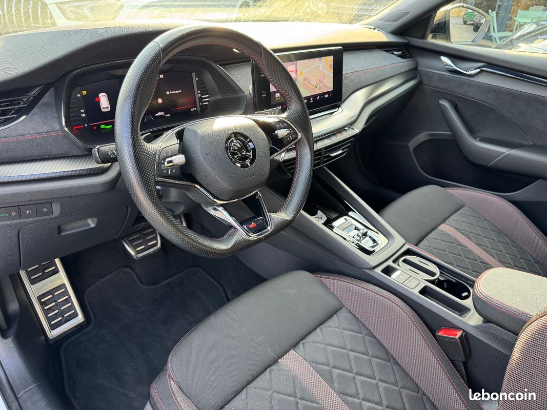 Skoda OCTAVIA COMBI RS 1,4L TSI PHEV IV 245CV BVA 1ère MAIN (image 15)