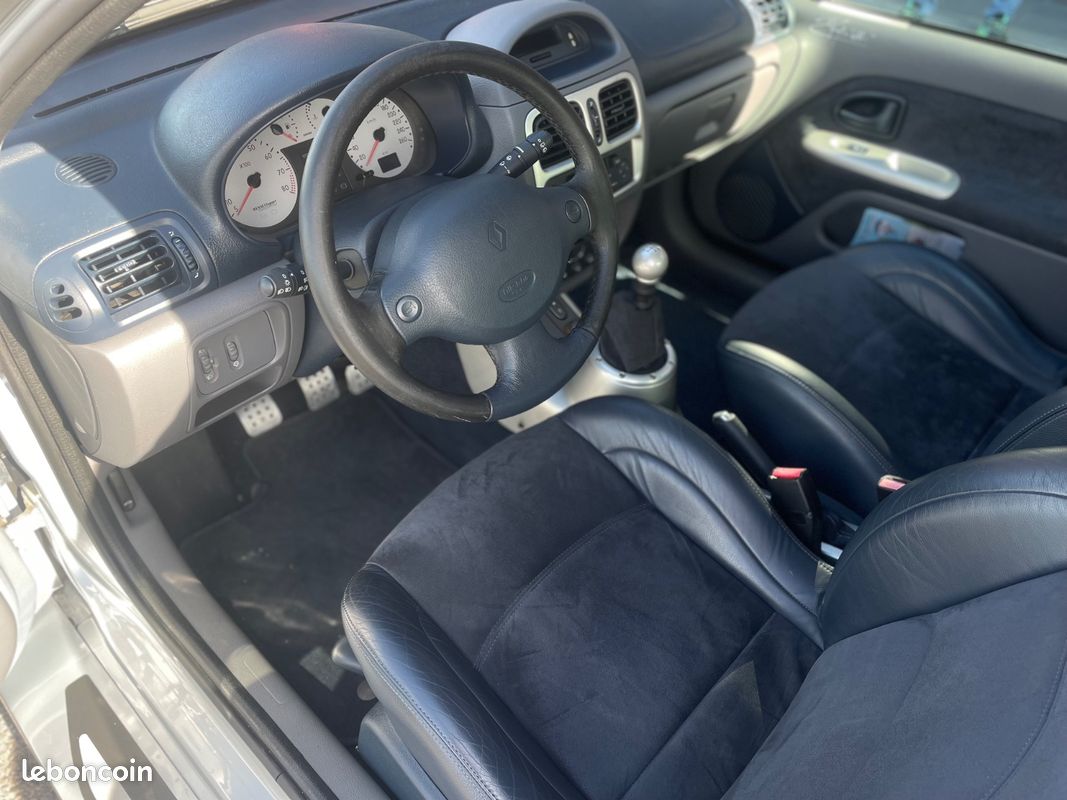 RENAULT CLIO 3.0 V6 Sport (image 16)